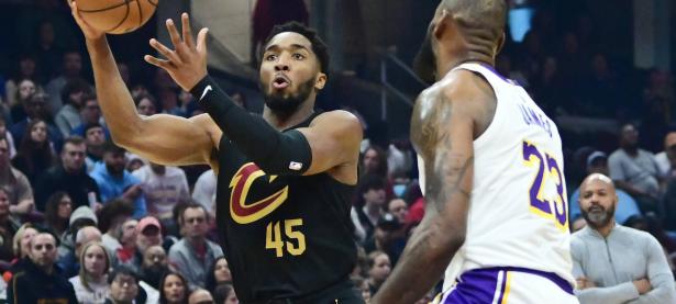 关于詹姆斯在加拿大队比赛中挺进下一轮，回归赛场引发热议！的信息