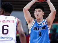 F1热身赛焦点战：三湘雄狮队翻盘漓江雷豹队，外线火力全开。更衣室氛围正向的简单介绍